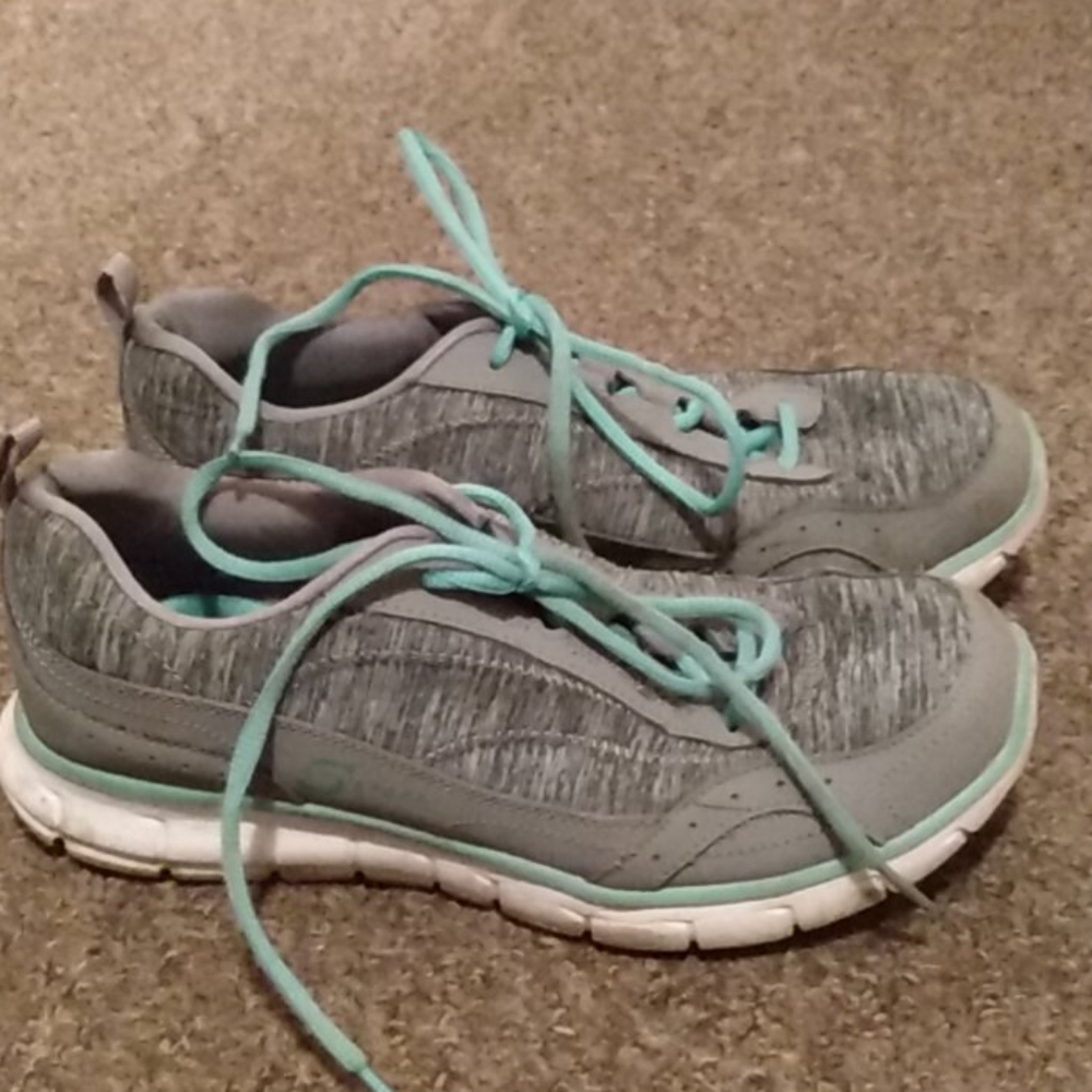 Woman tennis shoes
